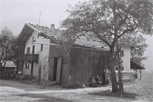 ein altes Foto eines Hauses