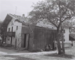 ein altes Foto eines Hauses